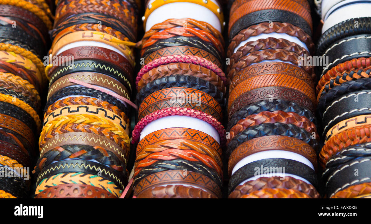 Lederarmbänder mit verschiedenen Formen und Farben Stockfoto