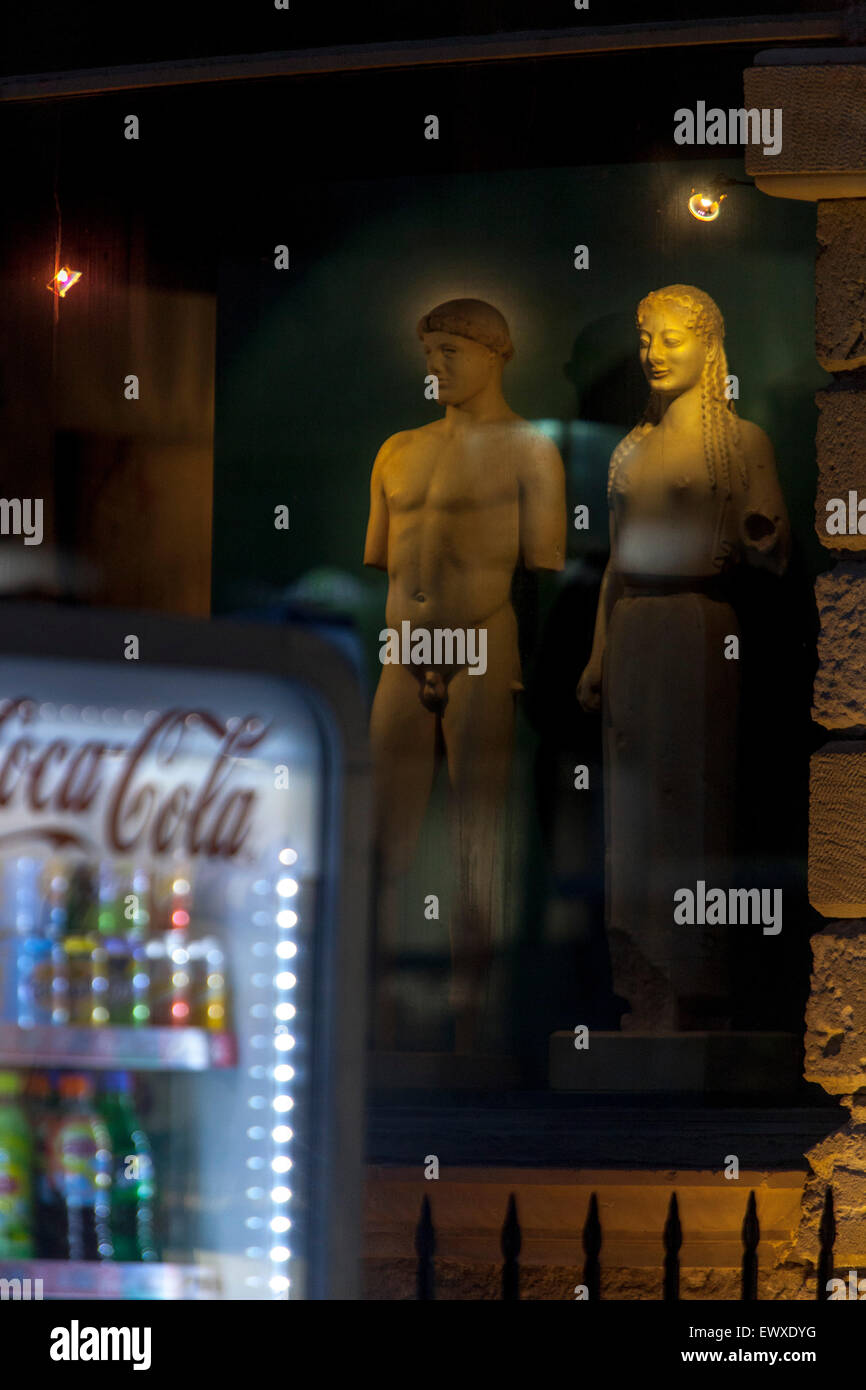 Kühlschrank vor Archäologische Museum Shop, Rethymno, Kreta, Griechenland, Europa Stockfoto