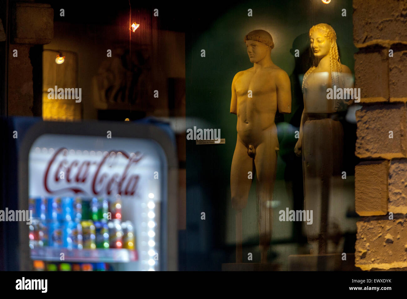 Straße von Rethymno, Schaufensterladen des Archäologischen Museums, Kreta, griechische Insel, Griechenland, Europa Coca-Cola Kühlschranksingen, Straße Stockfoto