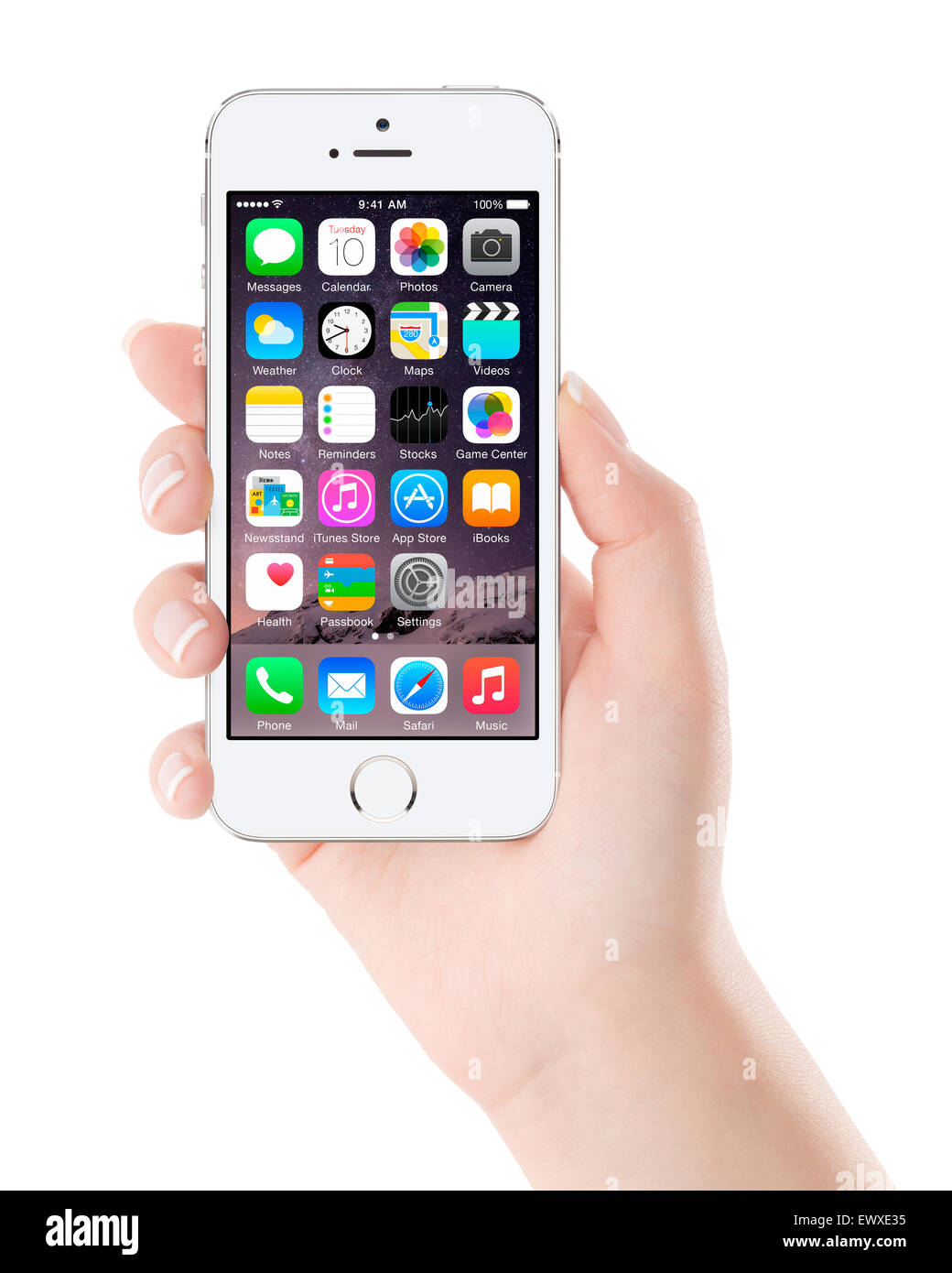 Varna, Bulgarien - 7. Dezember 2013: Weibliche Hand Holding Silber Apple iPhone 5 s iOS 8 Anzeigen Handy-Betriebssystem Stockfoto