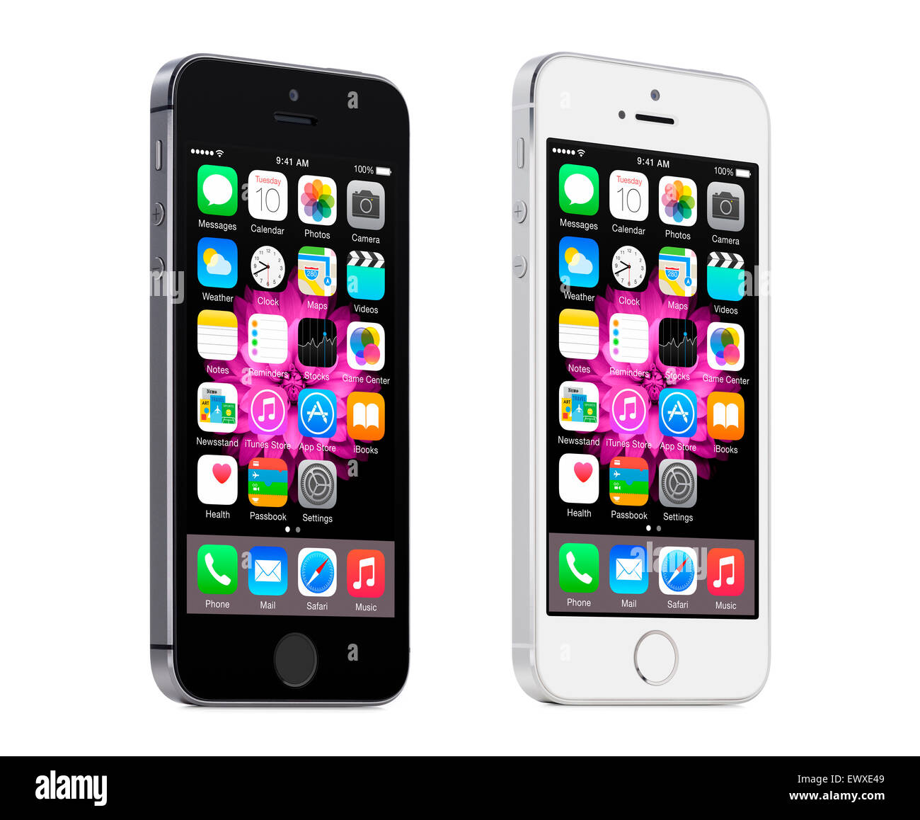 Varna, Bulgarien - 8. Dezember 2013: Apple Space Grau und Silber iPhone 5 s gedreht in einem leichten Winkel und Anzeigen von iOS 8 mobile Stockfoto