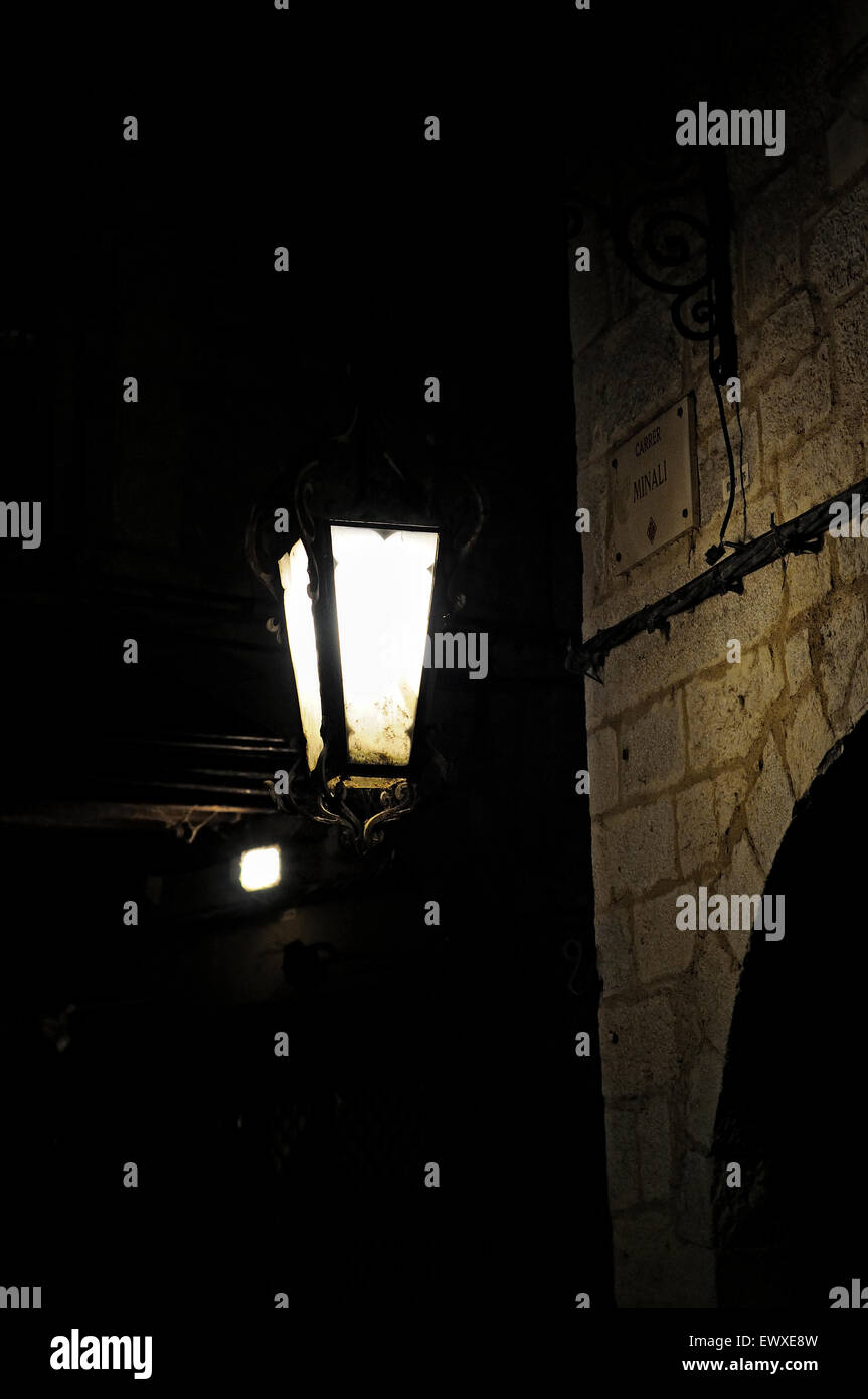 Beleuchtete Laterne nachts in der Altstadt von Girona. Katalonien. Spanien. Stockfoto