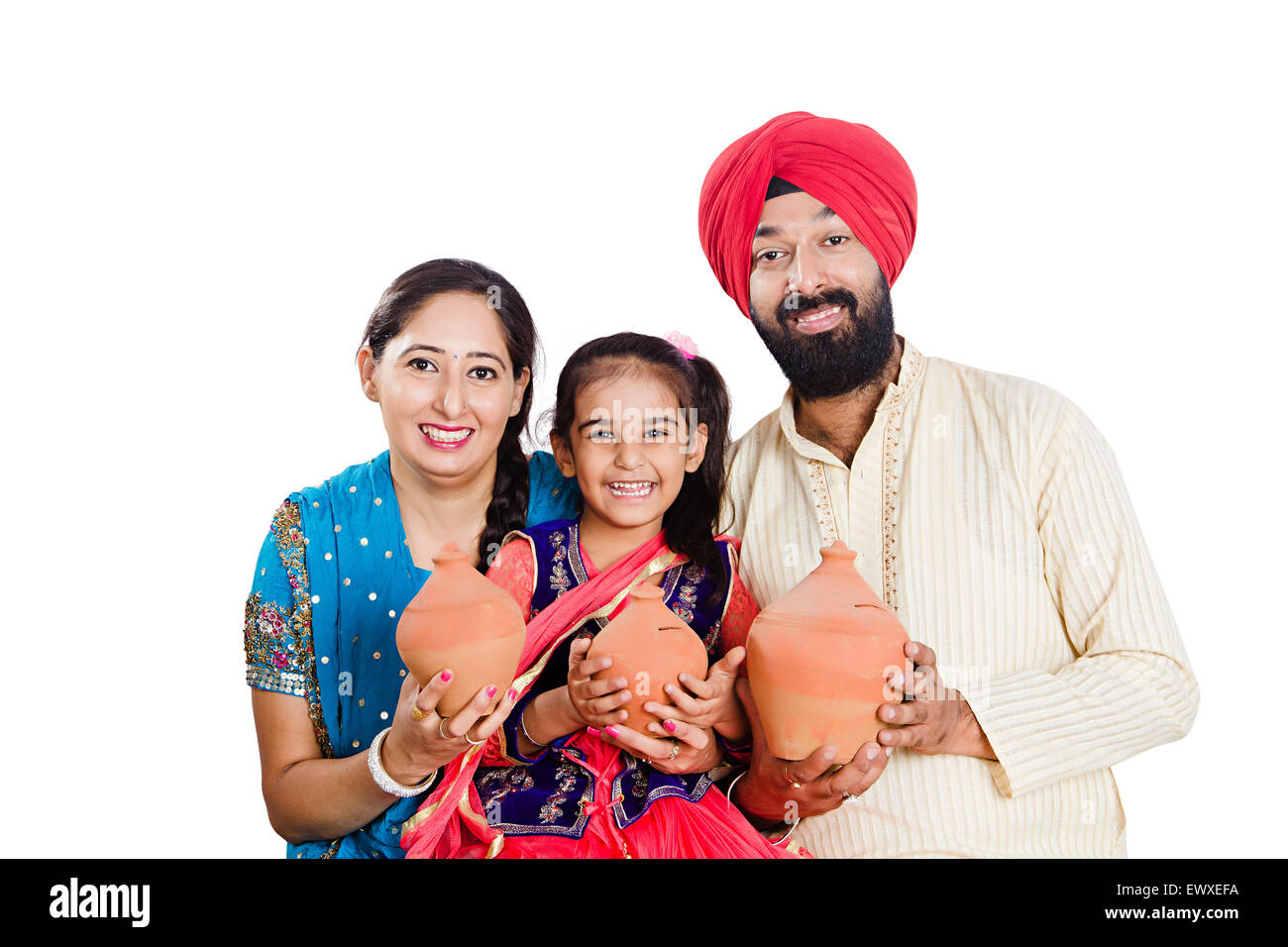 Indian Punjabi Eltern und Tochter sparen Piggy Bank Stockfoto
