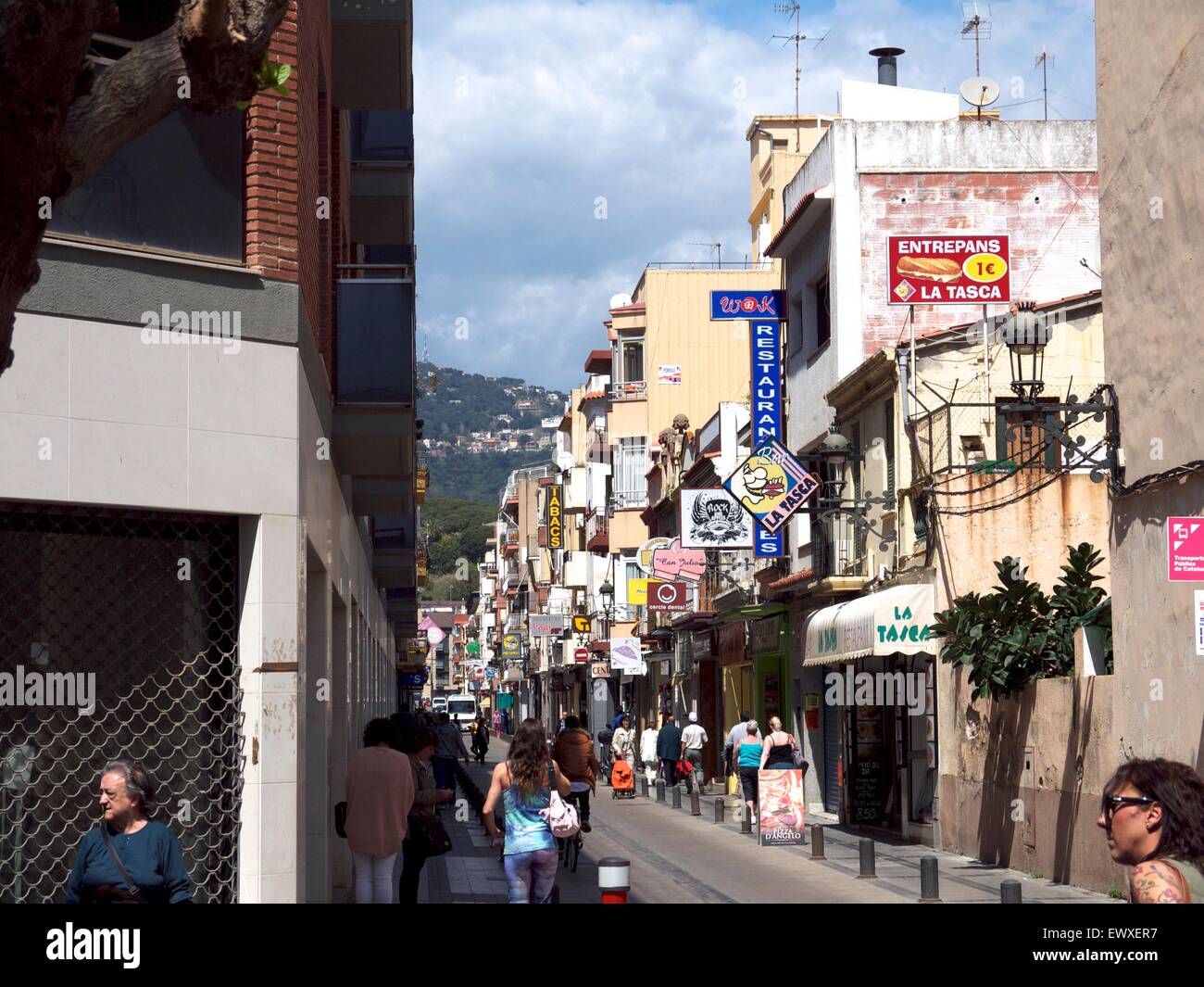 Typische Einkaufsstraße in einem spanischen Ferienort Stockfoto