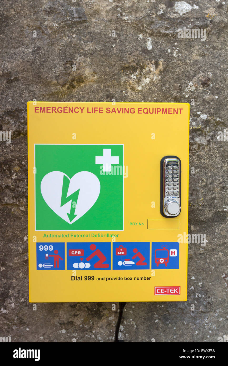 Zugriff im Notfall öffentlichen externen Defibrillator im Dorf Starbottom, Wharfedale, Yorkshire Dales England UK Stockfoto