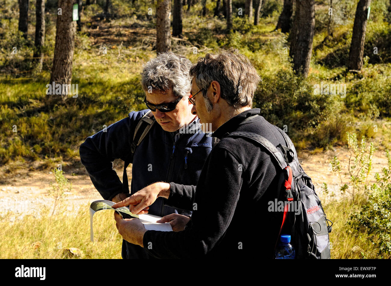 zwei Personen mit Blick auf eine Karte und sprechen im Montgrí, Medes-Inseln und Baix Ter Natural Park. Girona. Katalonien. Spanien. Stockfoto