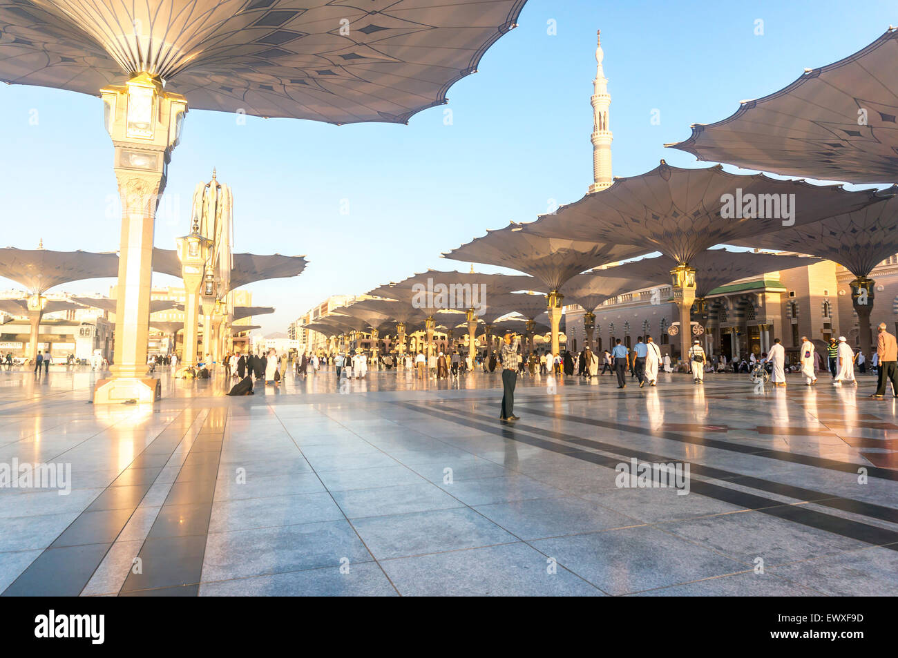 MEDINA, Saudi-Arabien - 6. März 2015: Pilger Fuß unter Riesenschirme auf Nabawi Moschee-Gelände. Stockfoto