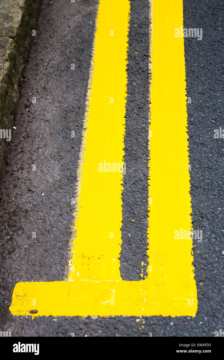 Doppelte gelbe Linien lackiert neu Stockfoto