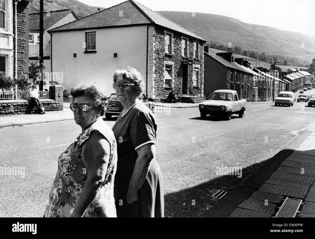 Frau Mary Sykes (links) und Frau Gwen Baker der Treorchy, im Bild an der Stelle im High St. Treorchy in der Nähe der roten Kuh-Wirtshaus (im Bild hinten) wo Bewohner wollen eine Überfahrt auf der viel befahrenen Hauptstraße. August 1977. Stockfoto