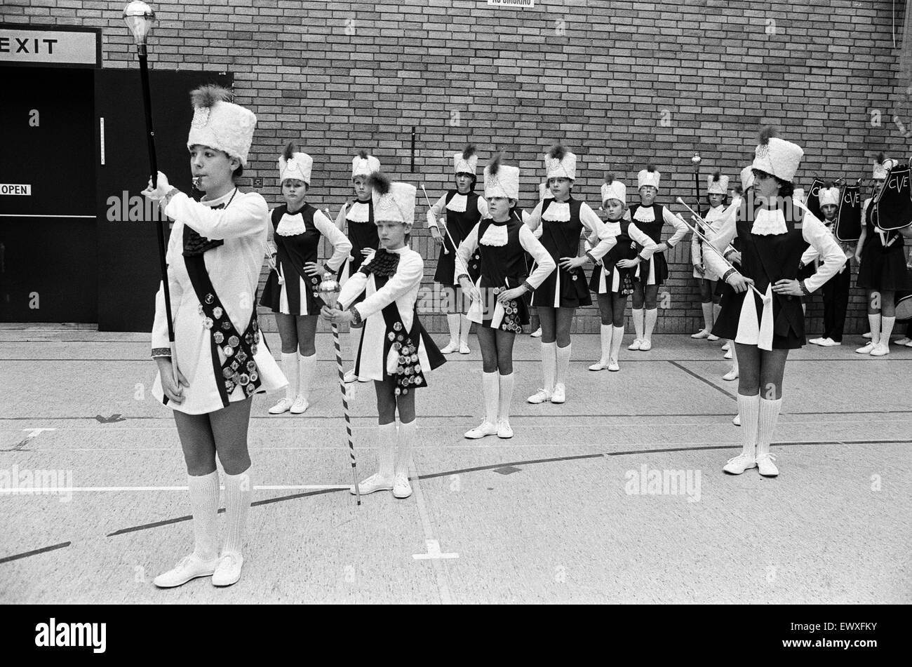 Oakes Majoretten Corps beibehalten auf ihren ersten Ausflug der Saison, der Norden von England Majorette Meisterschaft in Huddersfield Sports Centre. Abgebildet ist die Truppe, angeführt von Drum Maj Anne-Marie Rainey, mit Preisen. Mehr als 1.000 Majoretten aus aller Welt Stockfoto