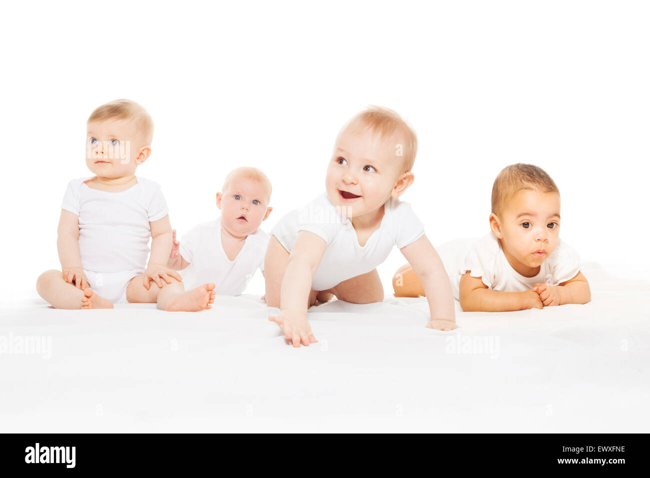 Vier süße Babys in einer Zeile tragen weiße Körper kriechen Stockfoto