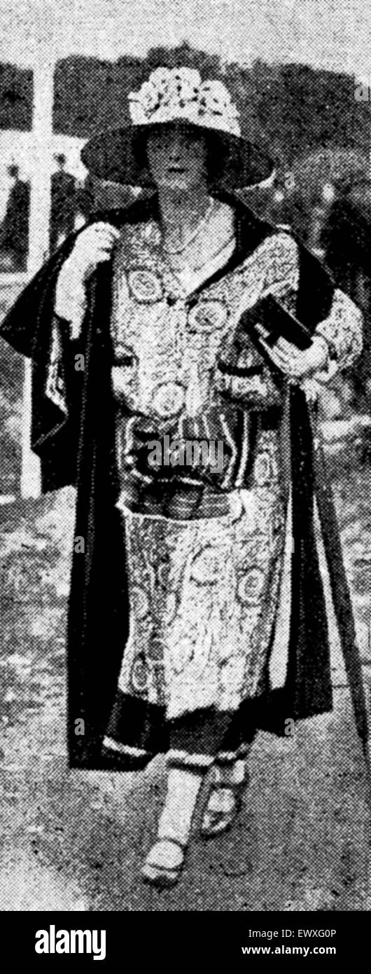 Lady Hambro in einem bestickten Kleid mit einer großen Schleife am Ladies Day, The Gold Cup, Ascot. 21. Juni 1923. Stockfoto