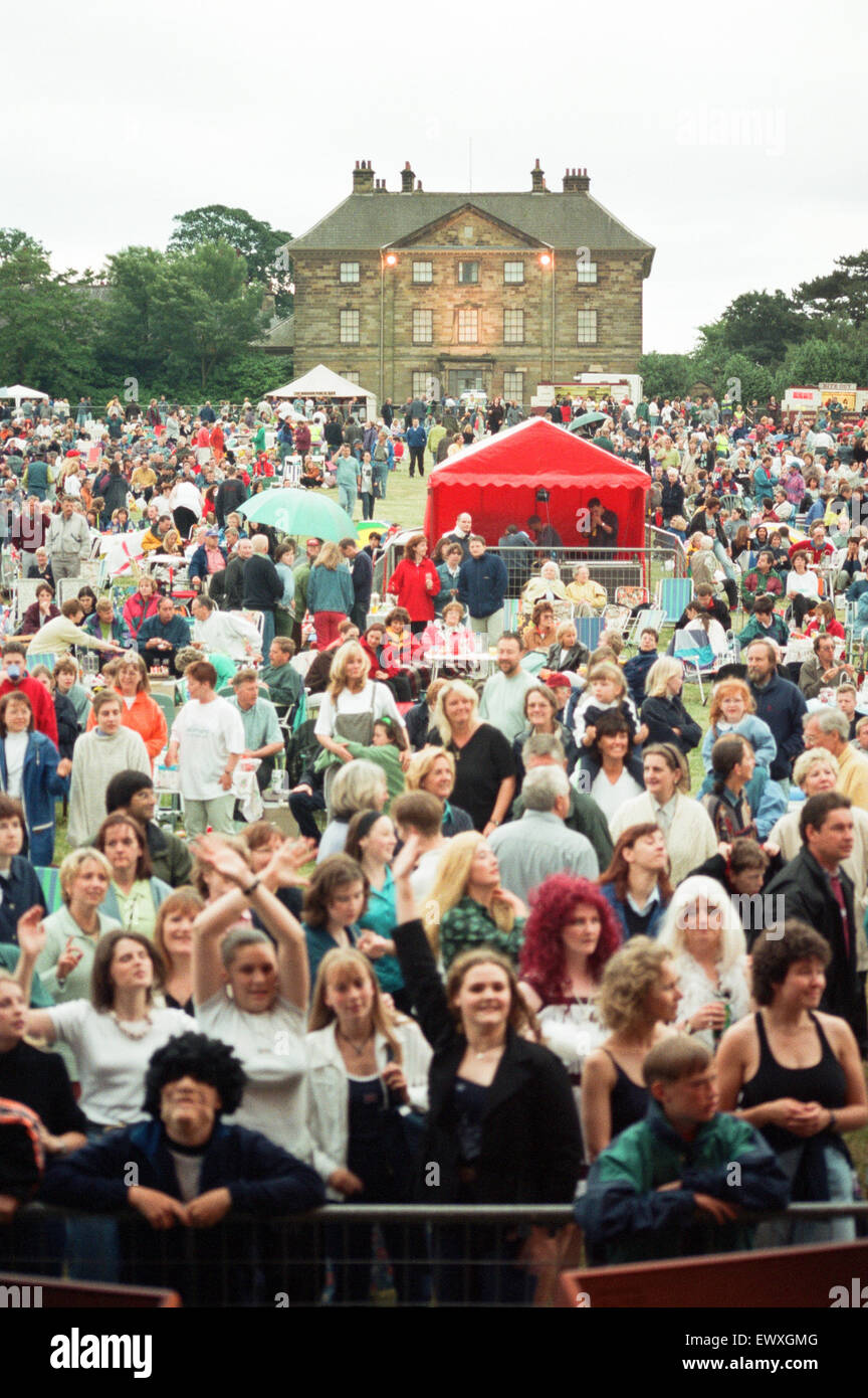 Ein 60er und 70er Jahre Konzert mit Look-a-Like Bands Beatlemania und Björn Again fand in Ormesby Hall am Samstagabend vor einem Publikum von rund 3000. 6. Juli 1998. Stockfoto