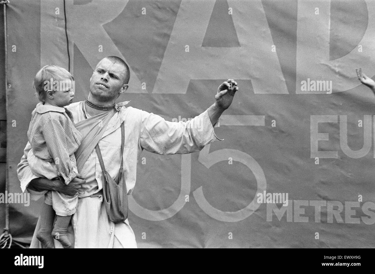 Vater und Sohn aus dem indischen Radha Krishna Tempel zu Beginn des Hollywood Music Festival Eröffnung der Unterhaltung. 23. Mai 1970 Stockfoto Vater und Sohn aus dem indischen Radha Krishna Tempel zu Beginn des Hollywood Music Festival Eröffnung der Unterhaltung. 23. Mai 1970 Stockfoto