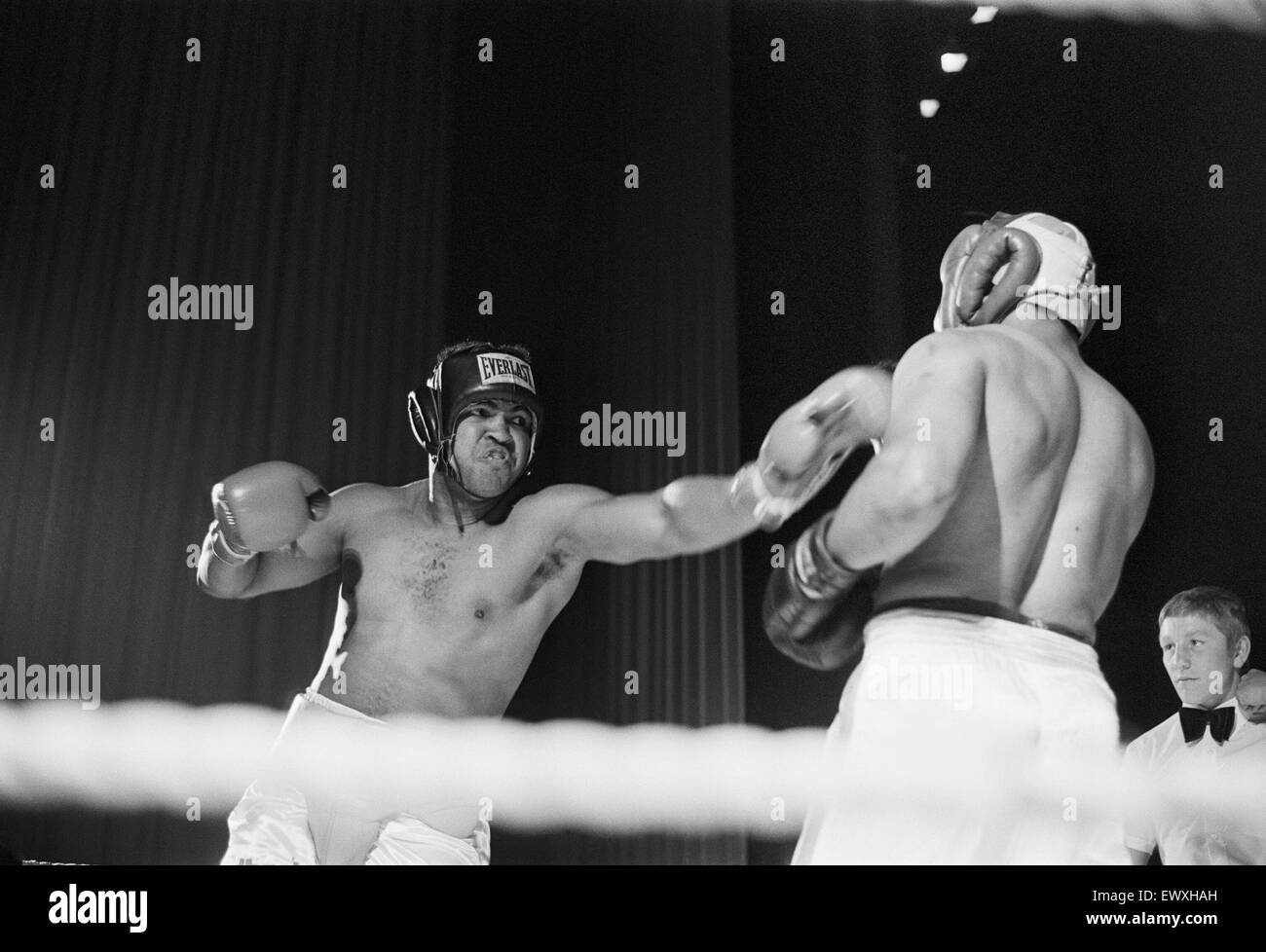 Muhammad Ali Spaß mit einem Zuschauer im Boxkampf Ausstellung in Birmingham. 7. Juni 1979 Stockfoto