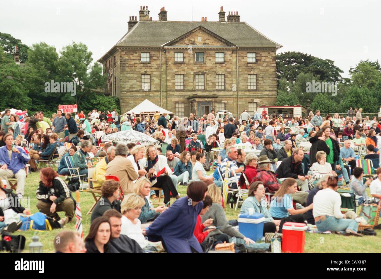 Ein 60er und 70er Jahre Konzert mit Look-a-Like Bands Beatlemania und Björn Again fand in Ormesby Hall am Samstagabend vor einem Publikum von rund 3000. 6. Juli 1998. Stockfoto