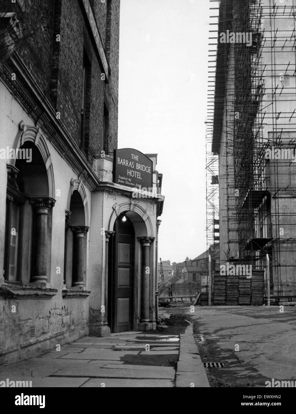Der Barras Bridge Hotel, Gaststätte, im Schatten des neuen Rathauses, Newcastle, 3. April 1962. Stockfoto
