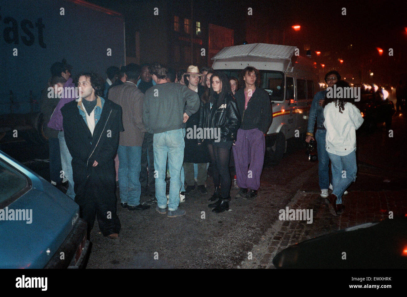 Acid House-Musik-Fans sammeln für eine Party. 10. November 1988. Stockfoto