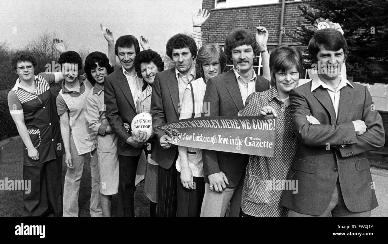 Kolonialwarenhändler Stadt F.C. sind auf dem Weg nach Wembley. L-R Alan Skelton, Molly Thornton, Ted Coleman und Les Scott. 15. April 1980. Stockfoto