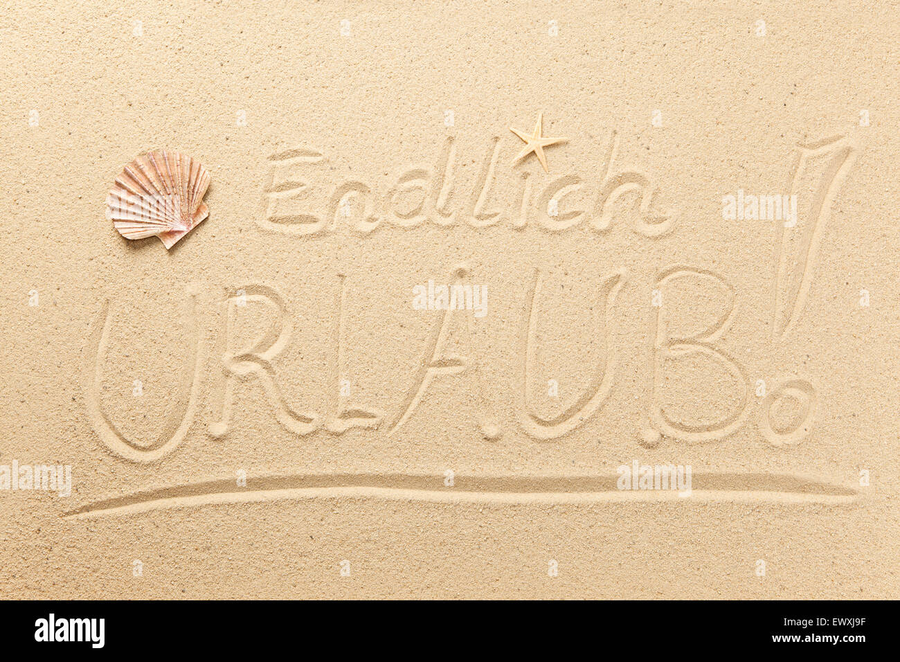 Endlich Urlaub in Sand geschrieben Stockfoto