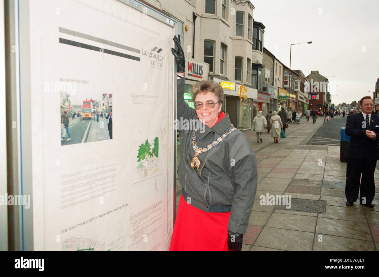 Bürgermeister von Langbaurgh Brenda Forster stellt ein Plakat in ihrem Kampf gegen anti - Fußgängerzonen Aktivisten auf Redcar High Street. 26. Januar 1993. Stockfoto