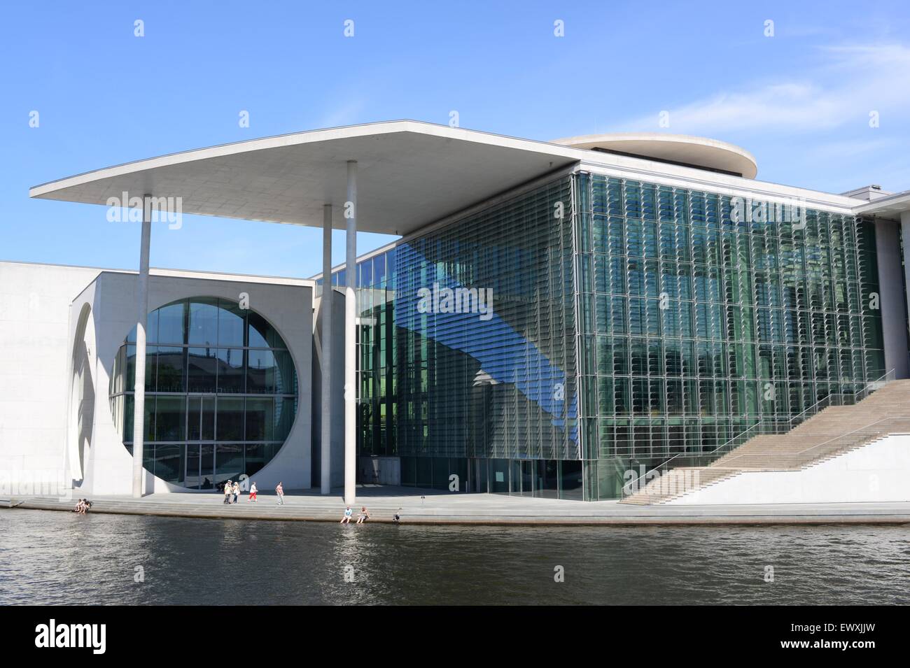 Moderne Regierungsgebäude am Ufer der Spree in Berlin Stockfoto