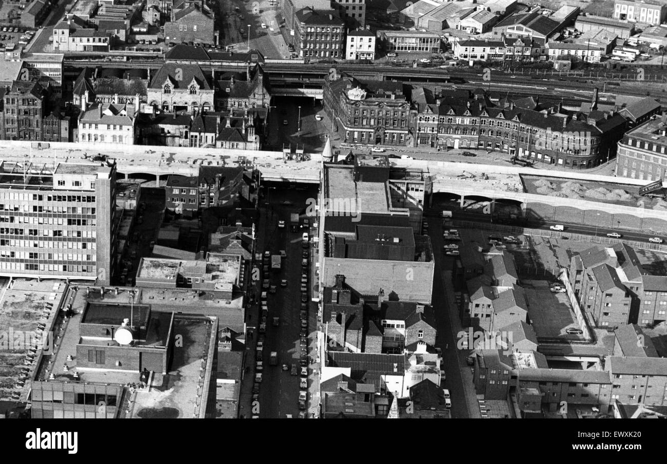 Bild aus der Luft, die Brücke über Albert Road, die Bestandteil der neuen A66 Middlesbrough zu umgehen. Der Bahnhof ist oben links mit dem Beginn des Marton Straße auf der rechten Seite. 17. März 1986. Stockfoto