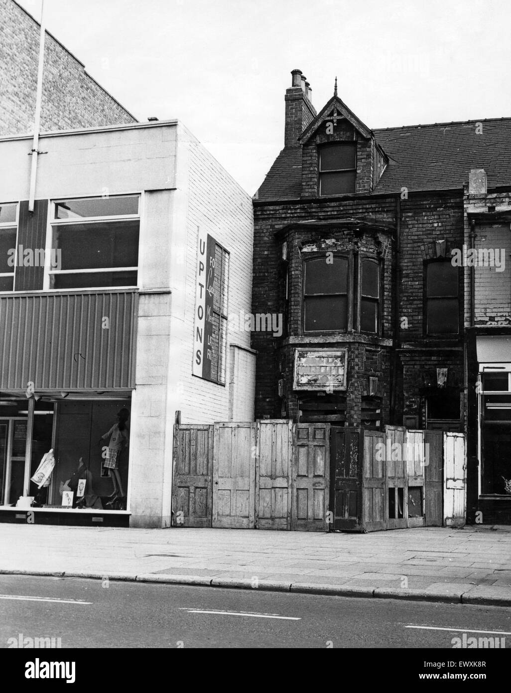 Neben einer modernen Ladenfront neben einem bestiegen, Haus, Linthorpe Straße. 16. Juni 1966. Stockfoto