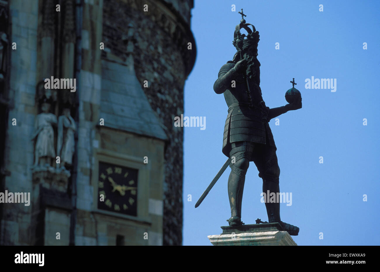 DEU, Deutschland, Aachen, Brunnen mit dem Karl der große Denkmal vor dem Rathaus DEU, Deutschland, Aachen, Brunnen Mit Den Stockfoto