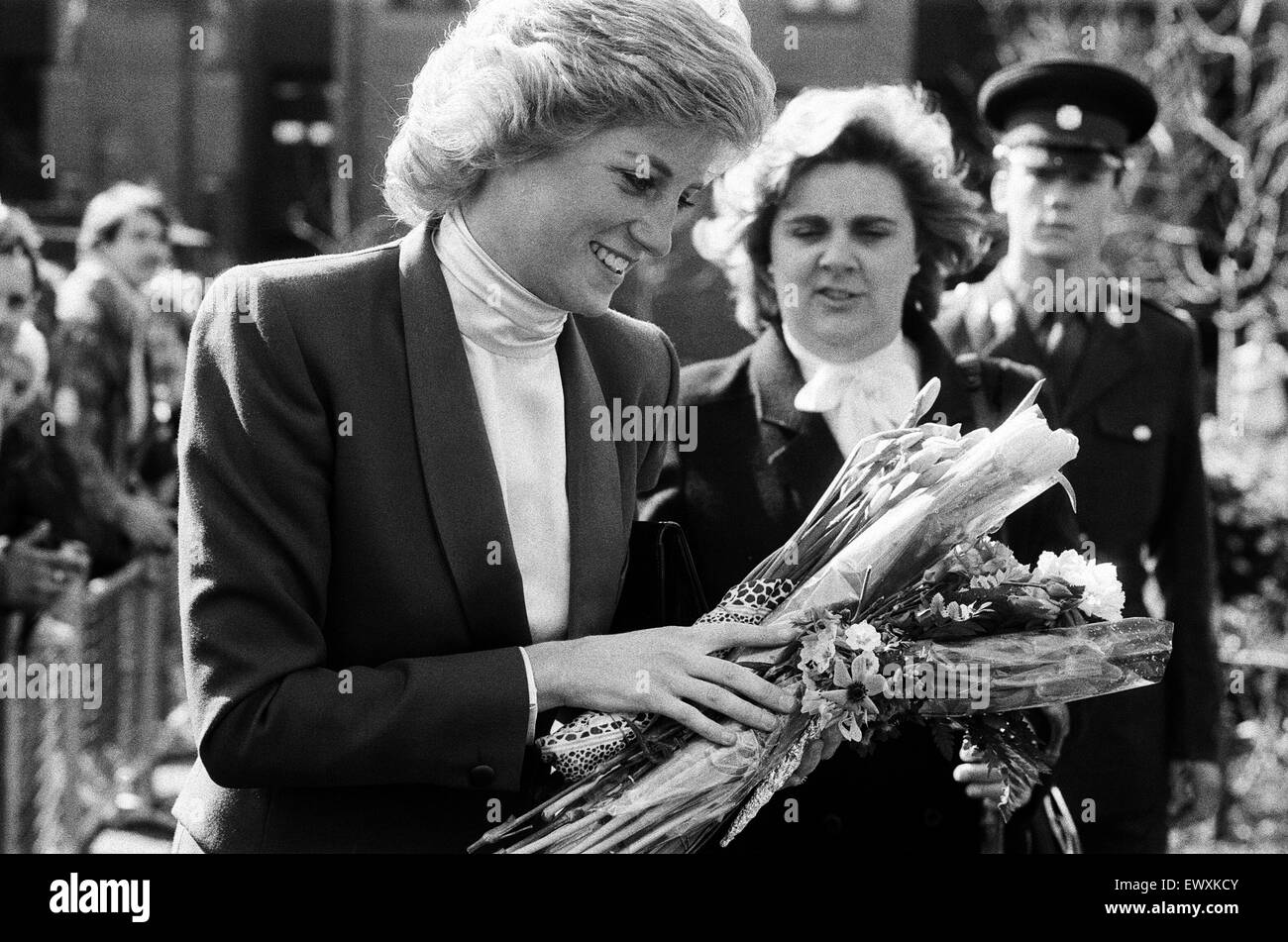 Prinzessin Diana besucht die Boyd Gericht Guinness Vertrauen Wohnsiedlung, Bracknell, Berkshire. 25. März 1988. Stockfoto