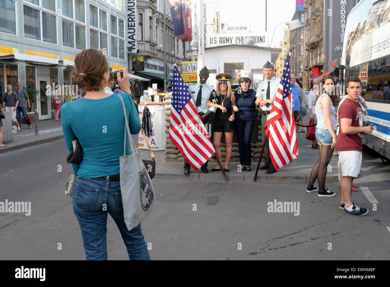 Checkpoint Charlie, Berlin, Deutschland. Touristen, die Fotos mit Militärangehörigen machen. Stockfoto