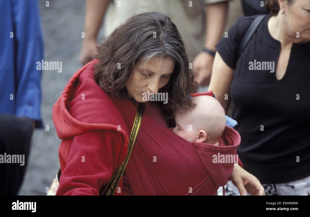 DEU, Deutschland, Aachen, Mutter mit Kind auf dem Flohmarkt in der Altstadt.  DEU, Deutschland, Aachen, Mutter Mit Art ein Stockfoto