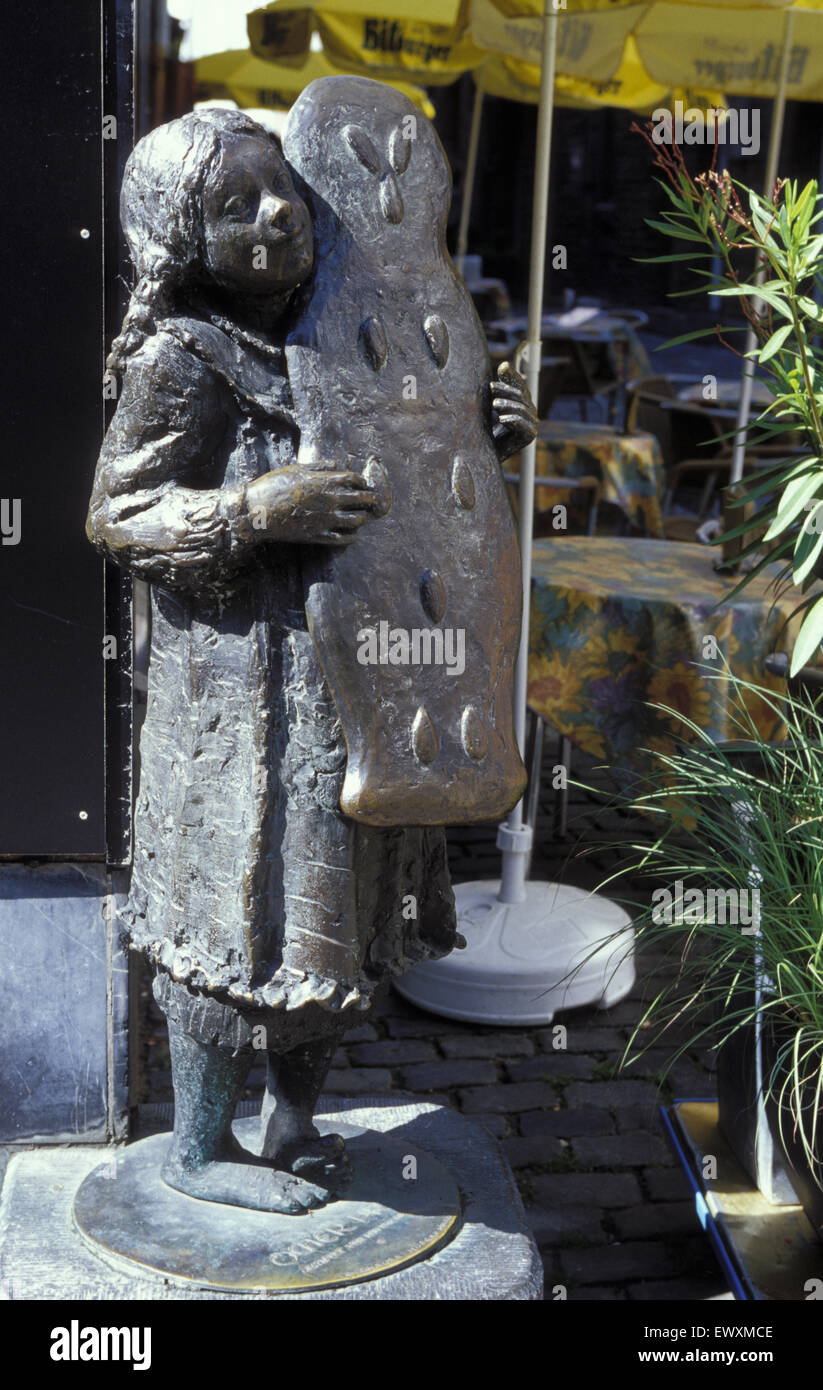 DEU, Deutschland, Aachen, die Printenmaedchen vor dem Cafe Daele.  DEU, Deutschland, Aachen, Das Printenmaedchen, Skulptur v Stockfoto