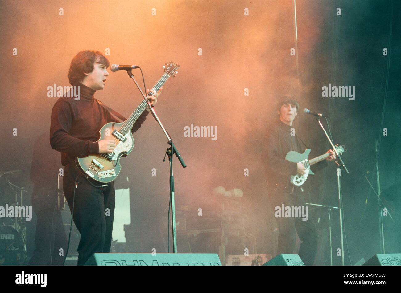 Ein 60er und 70er Jahre Konzert mit Look-a-Like Bands Beatlemania und Björn Again fand in Ormesby Hall am Samstagabend vor einem Publikum von rund 3000. 6. Juli 1998. Stockfoto
