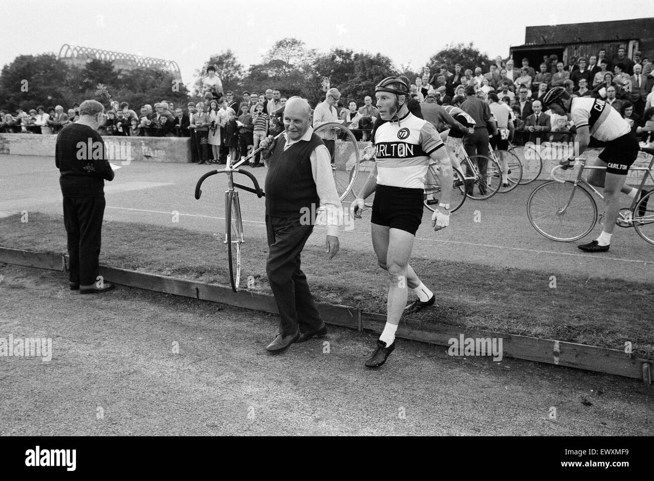 Ehemaliger Weltmeister Sprint Radrennfahrer, die, den Reg Harris Fallowfield Racing Track, Manchester abgebildet. 17. August 1971. Stockfoto