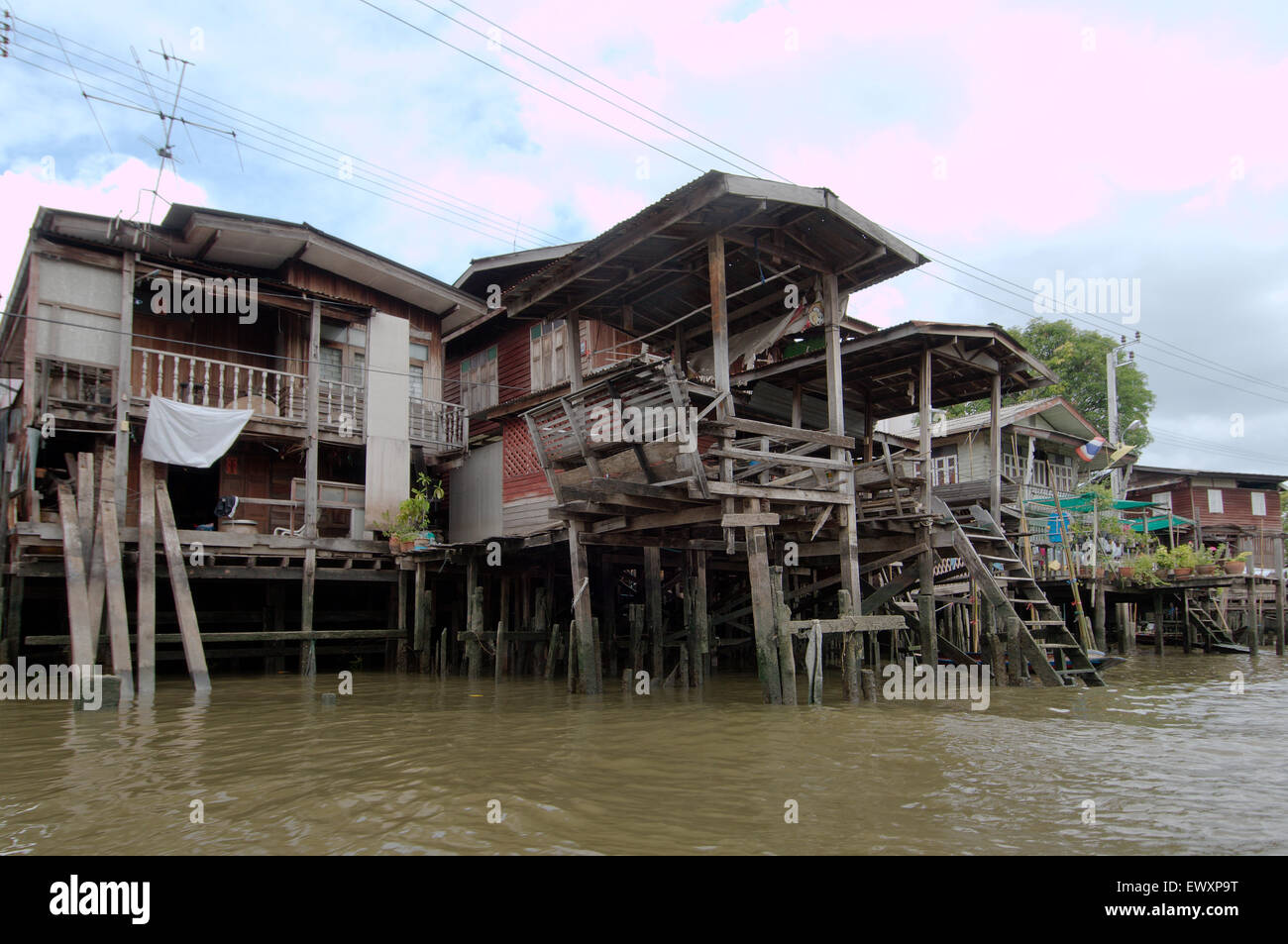 Altes Holzhaus auf Stelzen auf dem Chao Phraya River in Bangkok