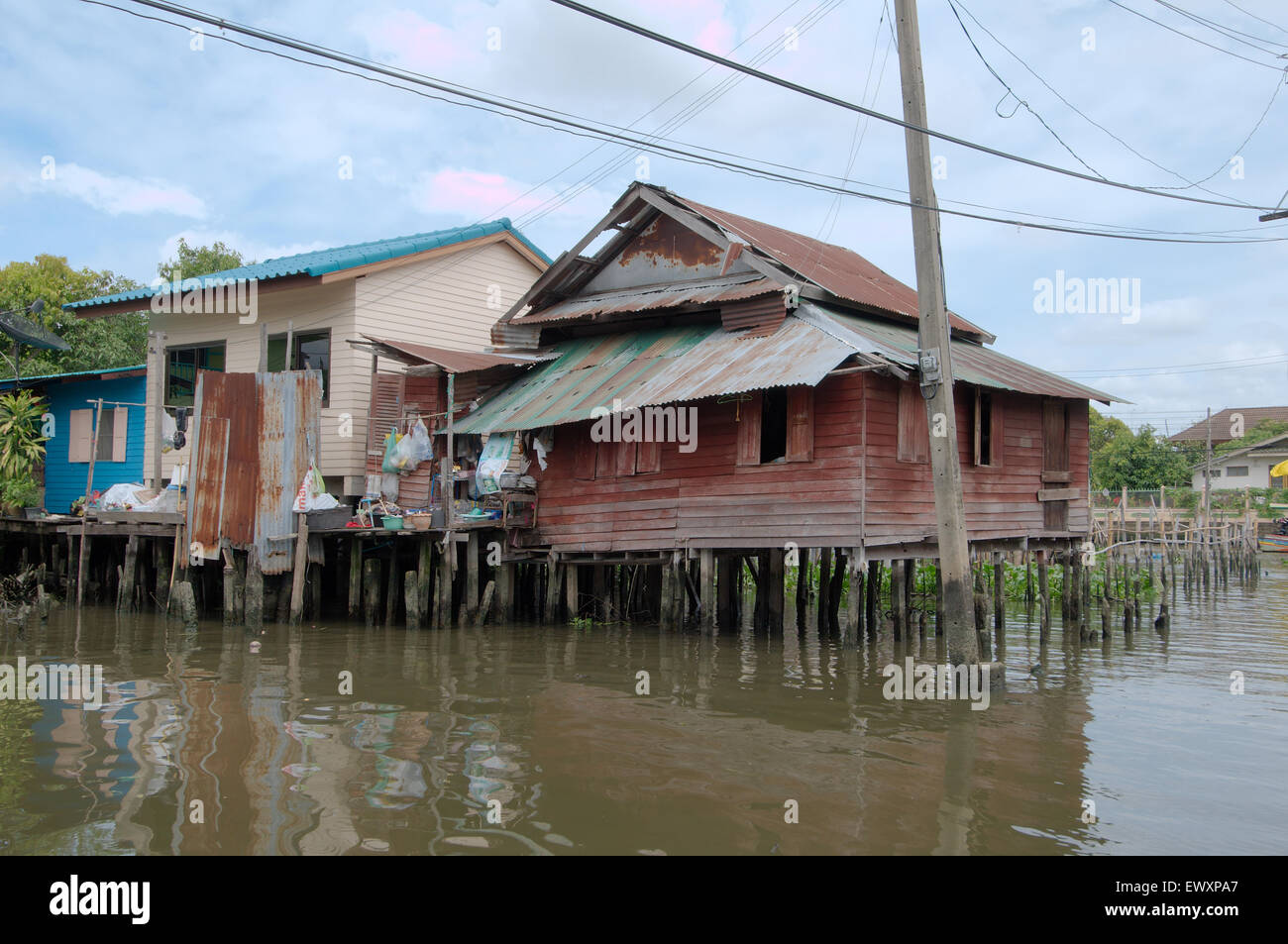 Altes Holzhaus auf Stelzen auf dem Chao Phraya River in Bangkok