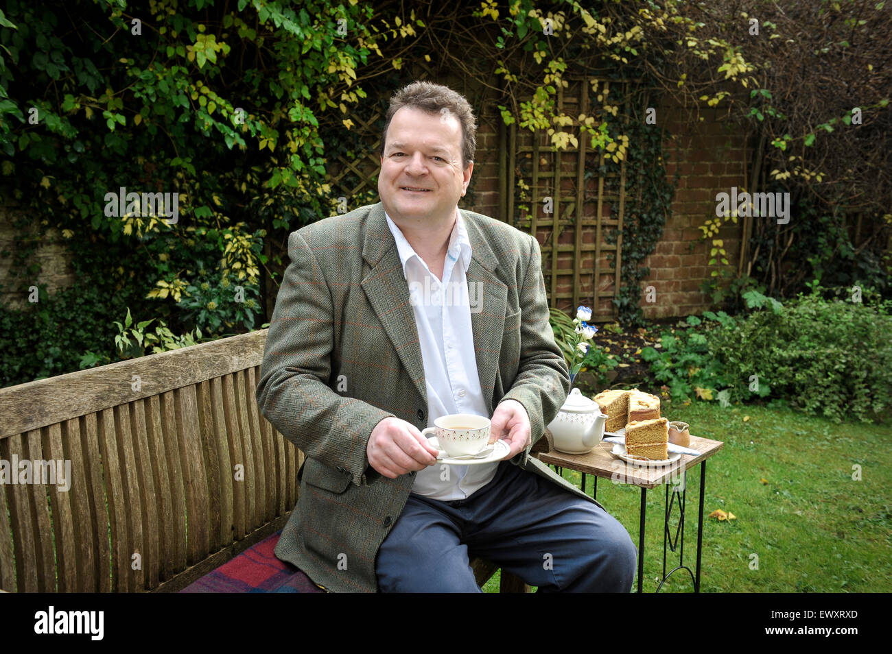 Roger Lewis(b26thFeb 1960) ist ein walisischer akademischen, Journalist und Biograf. Roger Alkohol aufgegeben und wurde im Jahr 2012 insgesamt Tee Stockfoto