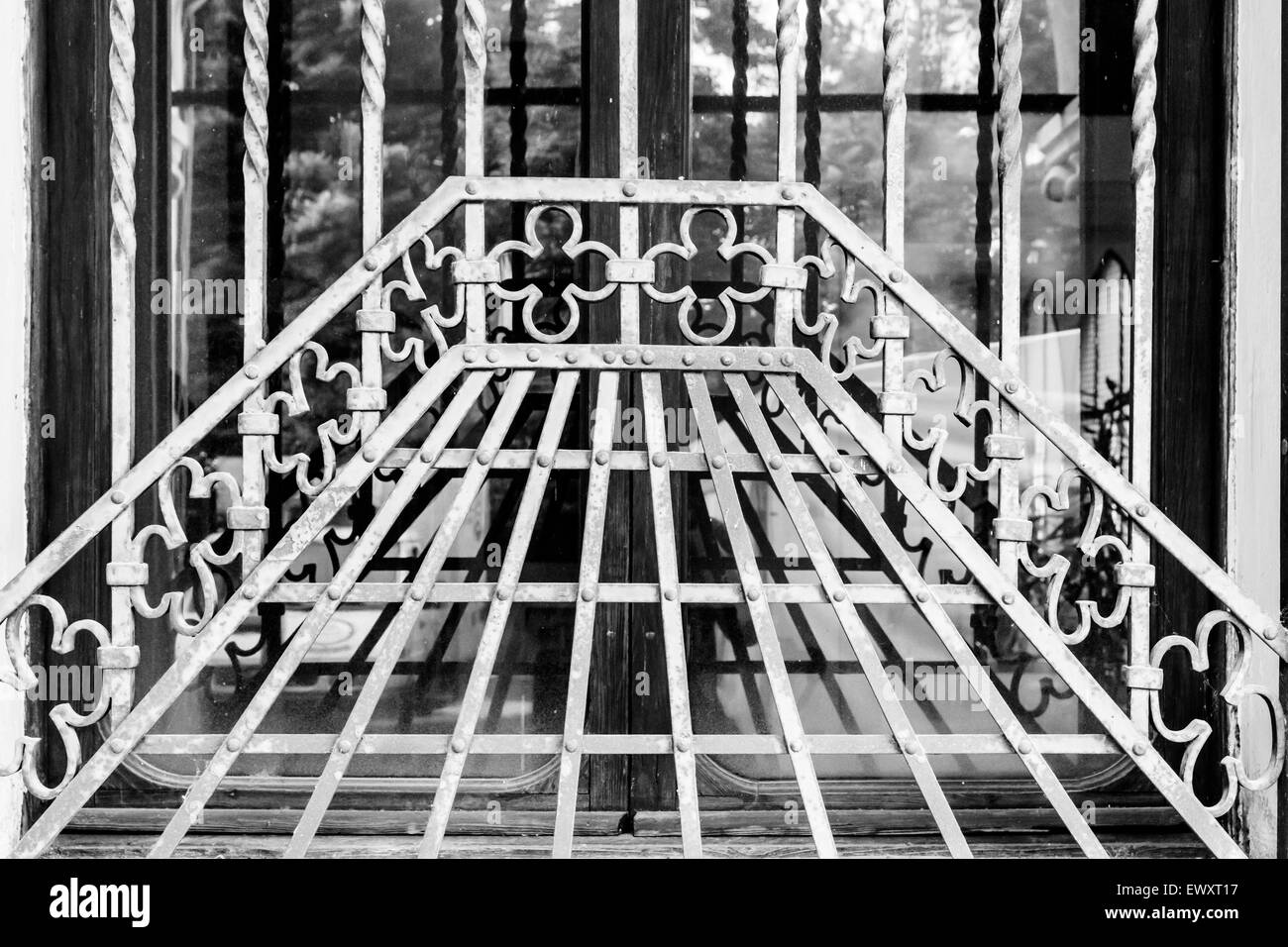 Rost an ein Fenster aus einem alten Kloster Stockfoto