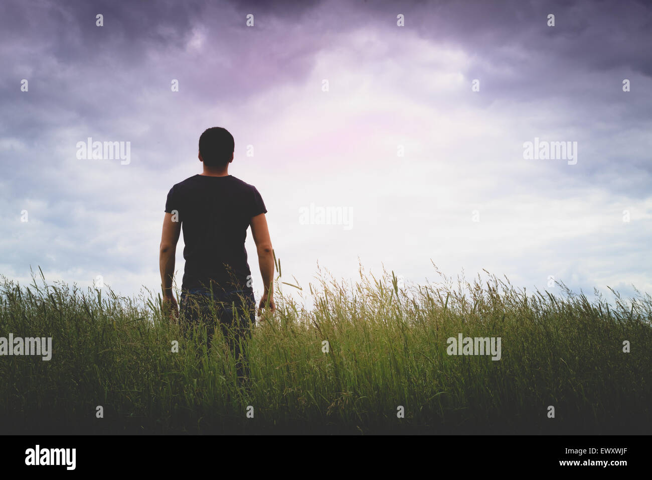 Silhouette des jungen Mannes Stockfoto