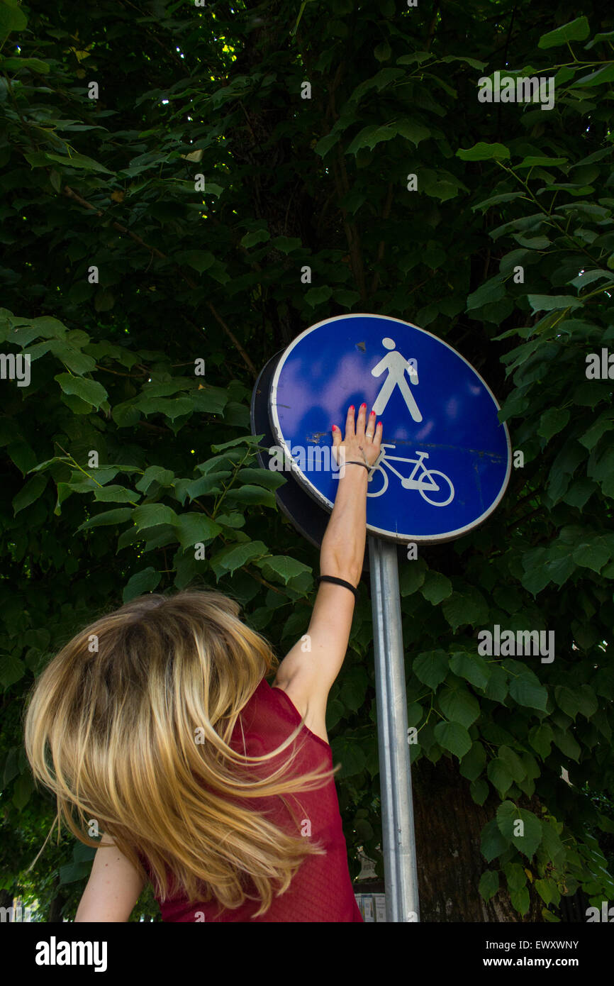 Junge blonde Mädchen, die Spaß in der Stadt im Sommer Stockfoto