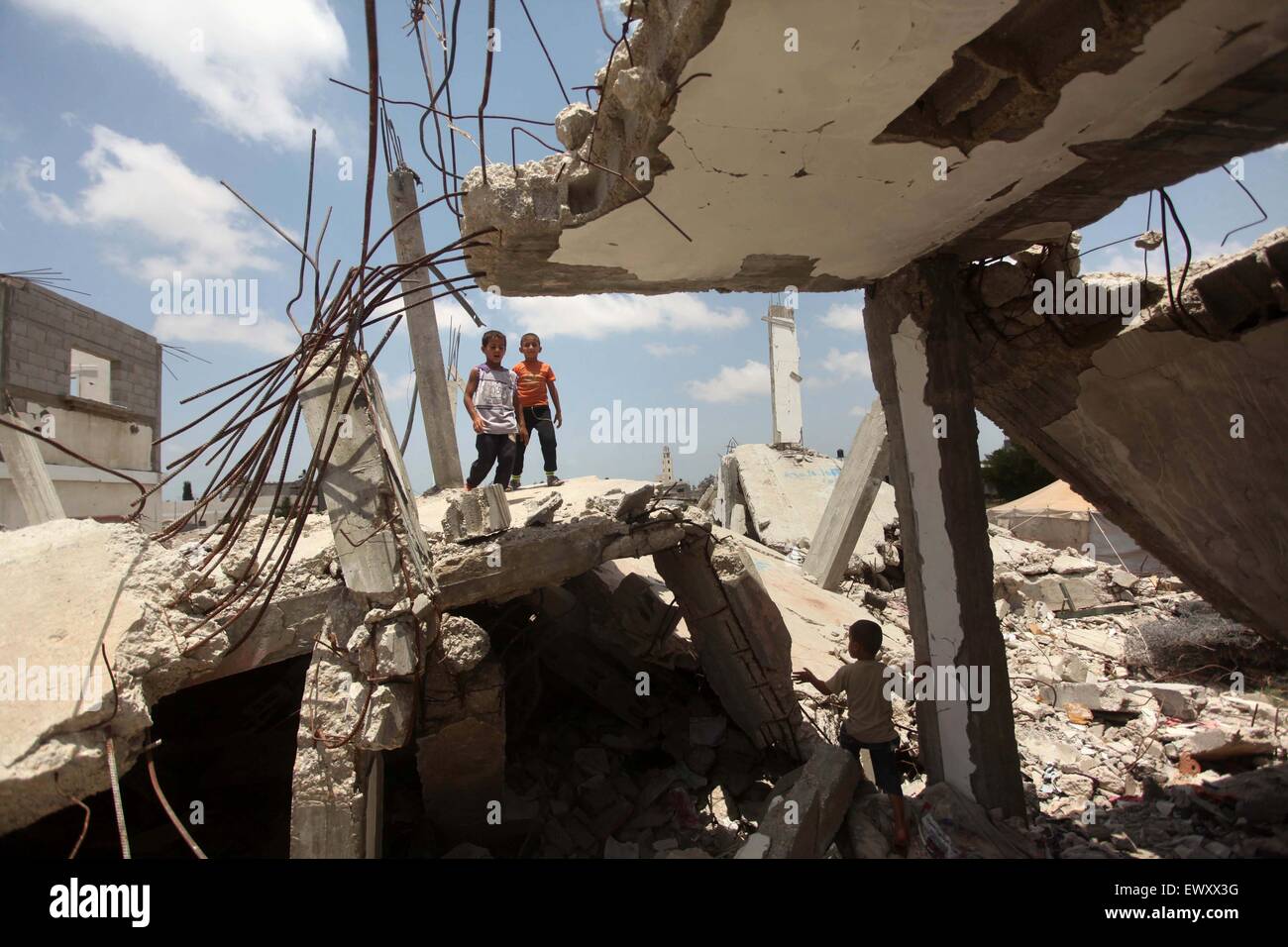 Khan Younis, Gazastreifen, Palästinensische Gebiete. 2. Juli 2015. Palästinensische Kinder stehen auf den Ruinen der Häuser, dass Zeugen sagten durch israelischen Beschuss in einem 50-Tage-Krieg letzten Sommer in Khan Younis im südlichen Gazastreifen 2. Juli 2015 zerstört wurden. Robert Turner hat keine schnelle und einfache Antwort gefragt, um die schlimmsten Zeiten in seinen drei Jahren laufenden Hilfsmaßnahmen der Vereinten Nationen in Gaza Credit zu nennen: Ashraf Amra/APA Bilder/ZUMA Draht/Alamy Live News Stockfoto