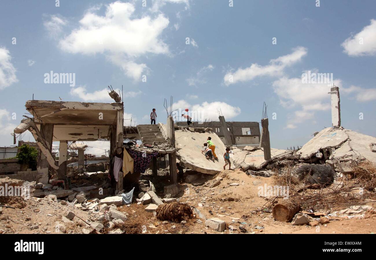 Khan Younis, Gazastreifen, Palästinensische Gebiete. 2. Juli 2015. Palästinensische Kinder spielen auf den Ruinen der Häuser, dass Zeugen sagten durch israelischen Beschuss in einem 50-Tage-Krieg letzten Sommer in Khan Younis im südlichen Gazastreifen 2. Juli 2015 zerstört wurden. Robert Turner hat keine schnelle und einfache Antwort gefragt, um die schlimmsten Zeiten in seinen drei Jahren laufenden Hilfsmaßnahmen der Vereinten Nationen in Gaza Credit zu nennen: Ashraf Amra/APA Bilder/ZUMA Draht/Alamy Live News Stockfoto