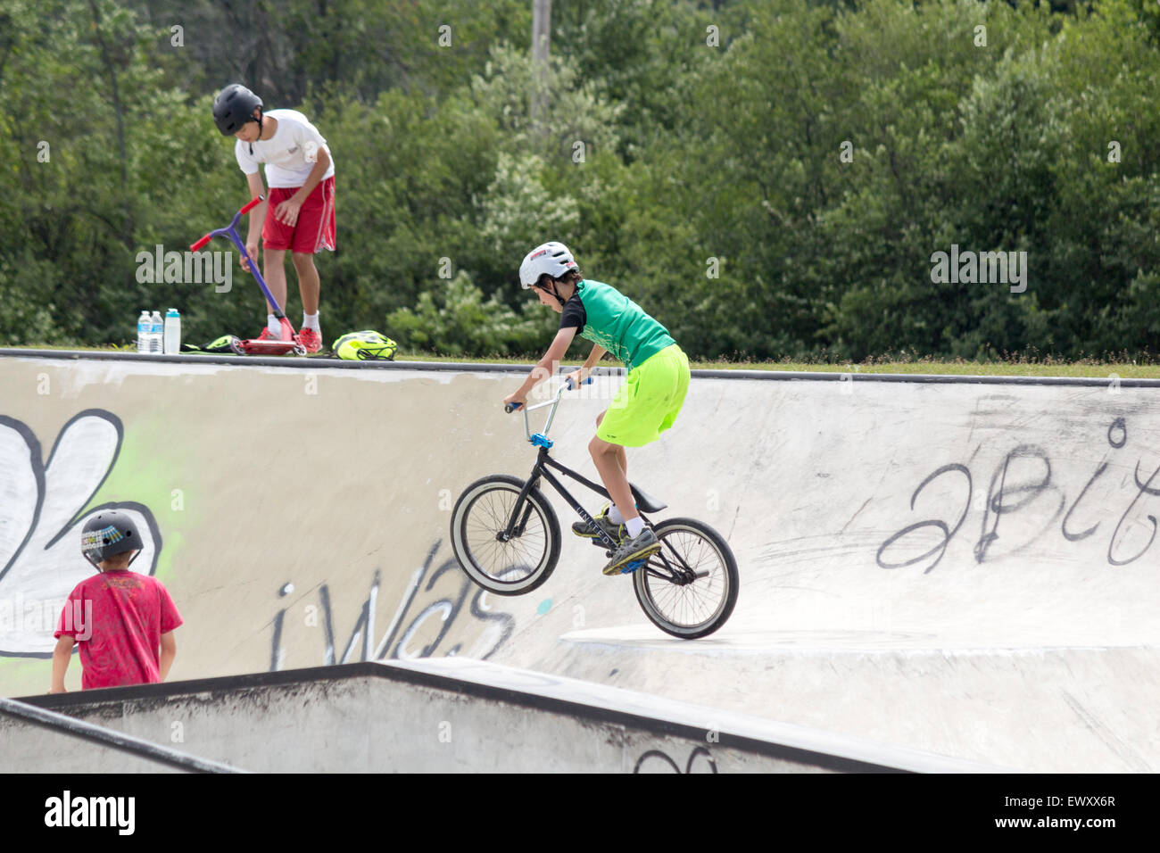 Junge Teenager tun Stunts auf seinem Fahrrad in einem Skateboard-Park in Cannington, Ontario Stockfoto