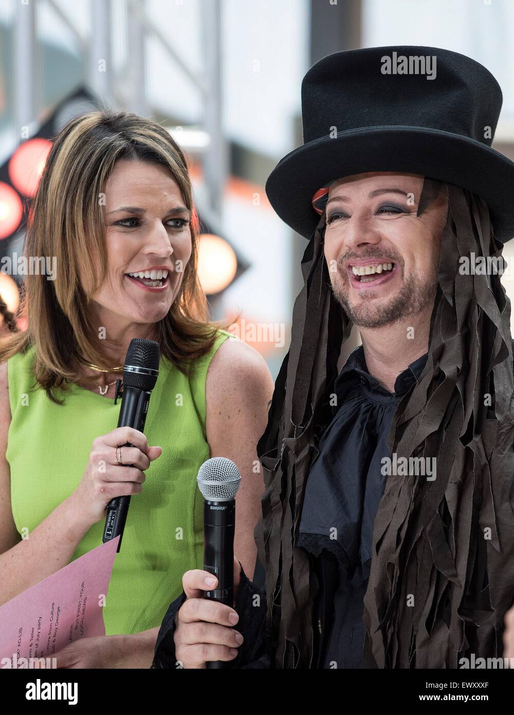 New York, NY, USA. 2. Juli 2015. Savanne Guthrie und Boy George auf der Bühne für NBC heute zeigen Konzert mit Boy George, Rockefeller Plaza, New York, NY 2. Juli 2015. Bildnachweis: Lee/Everett Collection/Alamy Live-Nachrichten Stockfoto