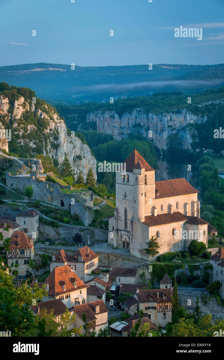 Am frühen Morgen über Saint-Cirq-Lapopie, Lot-Tal, Midi-Pyrenäen, Frankreich Stockfoto