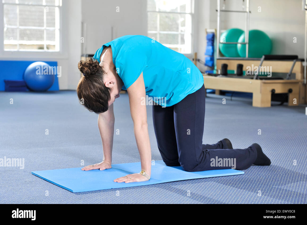 Junge Frau, die Teilnahme an einer Pilates-Klasse. Stockfoto