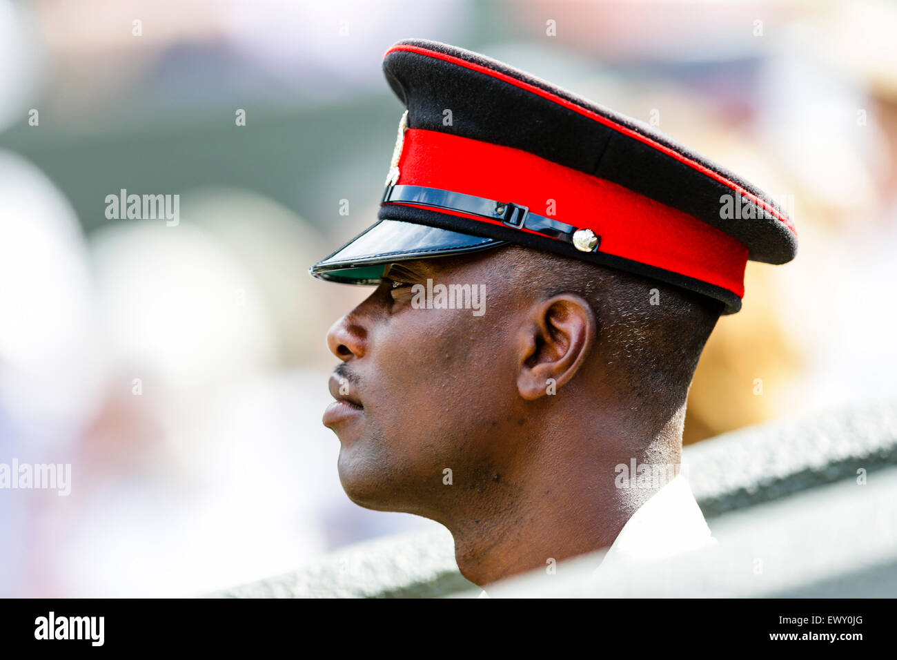 Wimbledon, Großbritannien. 2. Juli 2015. Das Tennisturnier von Wimbledon. Herausragende Sicherheit Anwesenheit Courtside passt überhaupt Kredit: Action Plus Sport/Alamy Live News Stockfoto