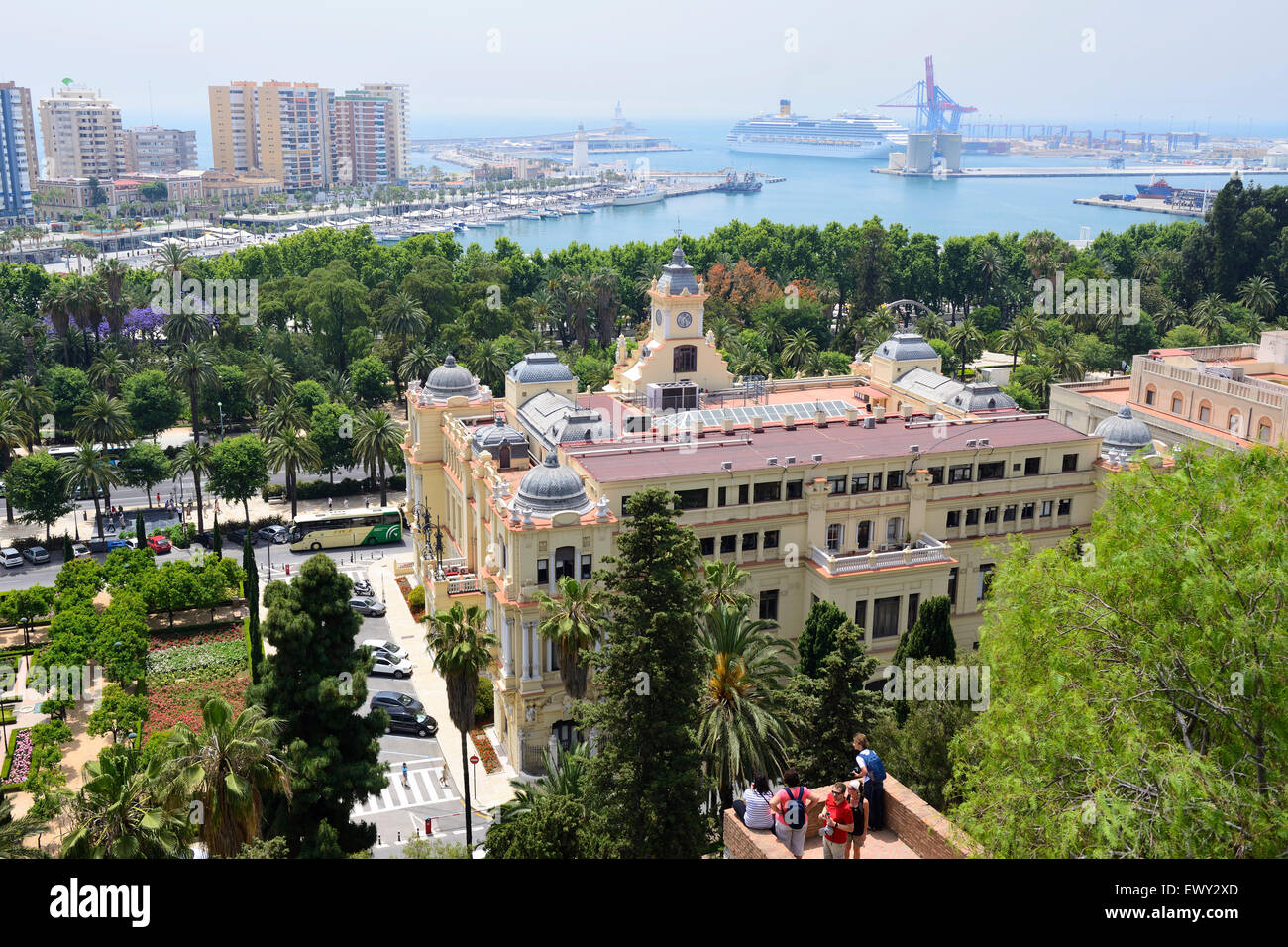 Ansicht des Ayuntamiento de Málaga (Rathaus) und Jardines de Pedro Luis Alonso von Alcazaba, Malaga, Andalusien, Südspanien Stockfoto