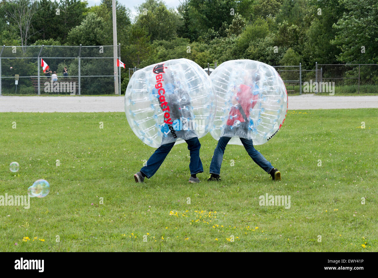 Zwei Jungs im Teenageralter stoßen einander mit ihren Stoßkugeln an der Cannington Canada Day Feierlichkeiten in Ontario Kanada Stockfoto